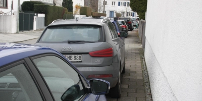 Wer soll hier mit Rollstuhl oder Kinderwagen noch durchkommen? Vom Gehweg ist in dieser Straße nur noch ein kümmerlicher Spalt frei. Die meisten Kommunen halten indes mindestens 1,20 Meter freie Gehwegbreite für Fußgänger für nötig. (Foto: job)