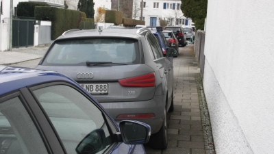 Wer soll hier mit Rollstuhl oder Kinderwagen noch durchkommen? Vom Gehweg ist in dieser Straße nur noch ein kümmerlicher Spalt frei. Die meisten Kommunen halten indes mindestens 1,20 Meter freie Gehwegbreite für Fußgänger für nötig. (Foto: job)