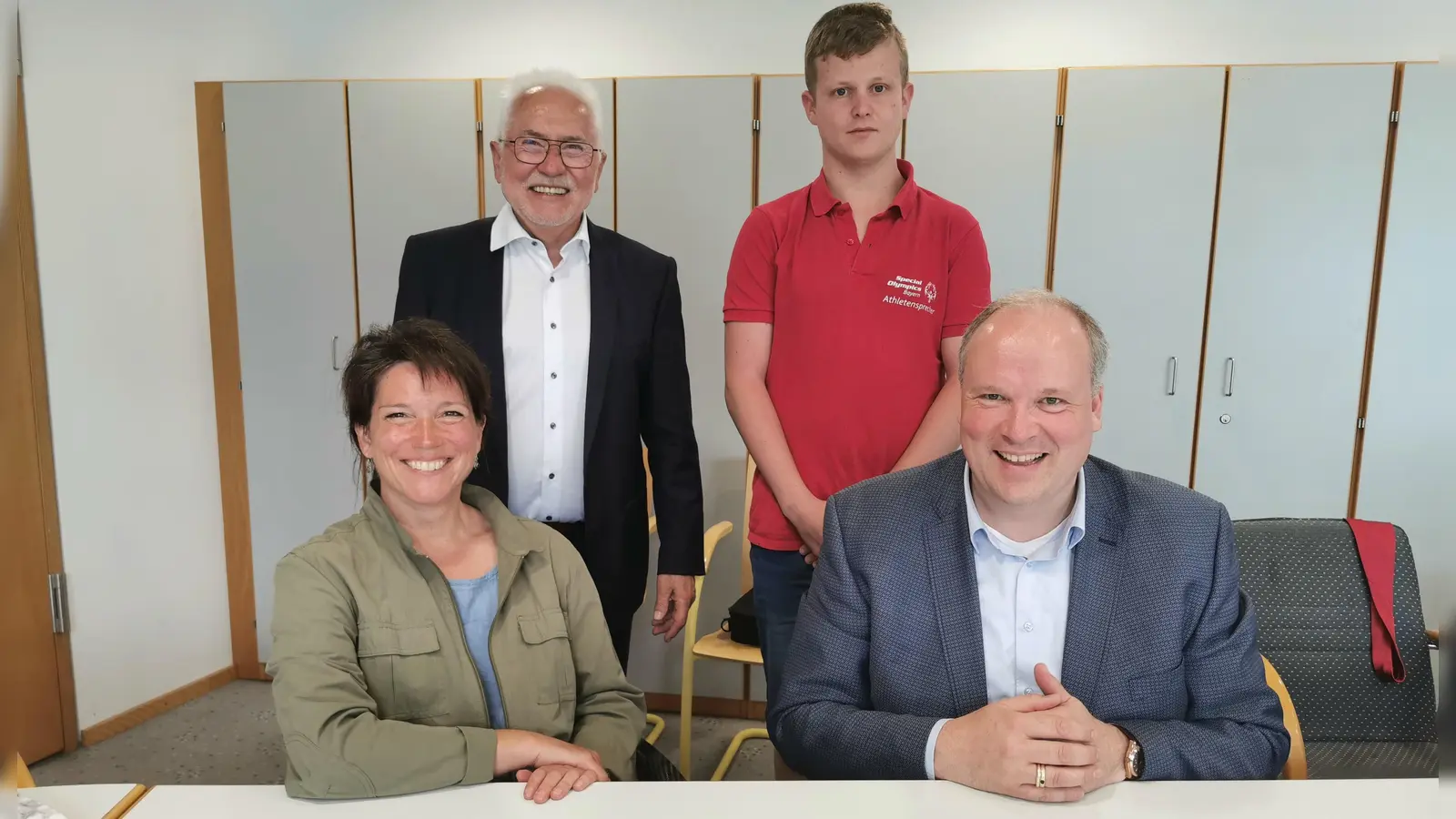 Auf die „Host-Town-Tage” freuen sich (v. l.) Sigrid Karl, Behindertenbeauftragte des Landkreises, Erwin Horak, Präsident von Special Olympics Bayern (SOBY), Simon Deuschl, Athletensprecher SOBY und Landrat Christoph Göbel. (Foto: LRA)