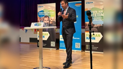 Der Bundestagsabgeordnete Florian Hahn steht beim Town Hall Meeting den Bürgern Rede und Antwort.  (Foto: © Florian Hahn)