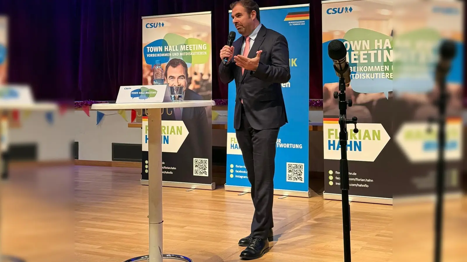 Der Bundestagsabgeordnete Florian Hahn steht beim Town Hall Meeting den Bürgern Rede und Antwort.  (Foto: © Florian Hahn)