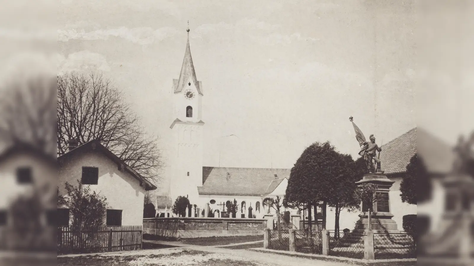 St. Peter und Paul Aschheim vor dem Neubau 1936/37, noch in ihrer spätgotischen Gestalt, mit überhöhtem Glockenturm.  (Foto: © Bildarchiv P. Stilling)