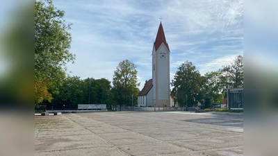 Praktisch, aber nicht besonders abwechslungsreich: Der Bürgerplatz im Zentrum von Eching. Er soll nun schöner werden. Dazu sucht die Gemeinde Ideen. (Foto: © Hummel/ Kraus)