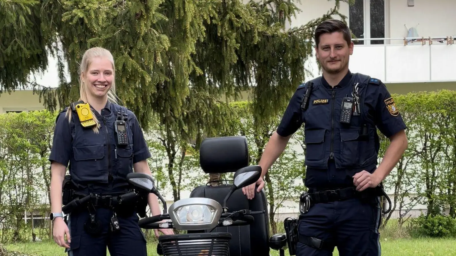 „Dein Freund und Helfer“: Polizeimeisterin Tina Cyran und Polizeiobermeister Alexander Lindner brachten Rentner und Rollstuhl sicher nach Hause.<br> (Foto: PI Gauting)