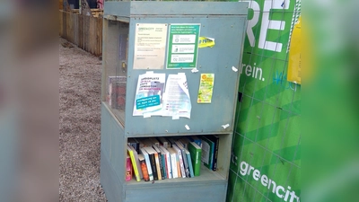 Nachhaltige Orte gibt es auch in Giesing - zum Beispiel den Bücherschrank am Grünspitz. (Foto: bas)