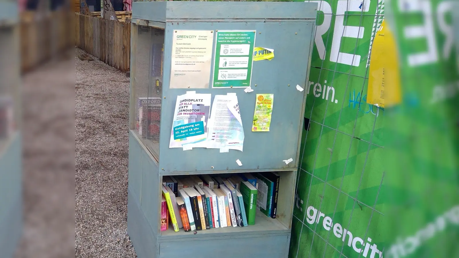 Nachhaltige Orte gibt es auch in Giesing - zum Beispiel den Bücherschrank am Grünspitz. (Foto: bas)