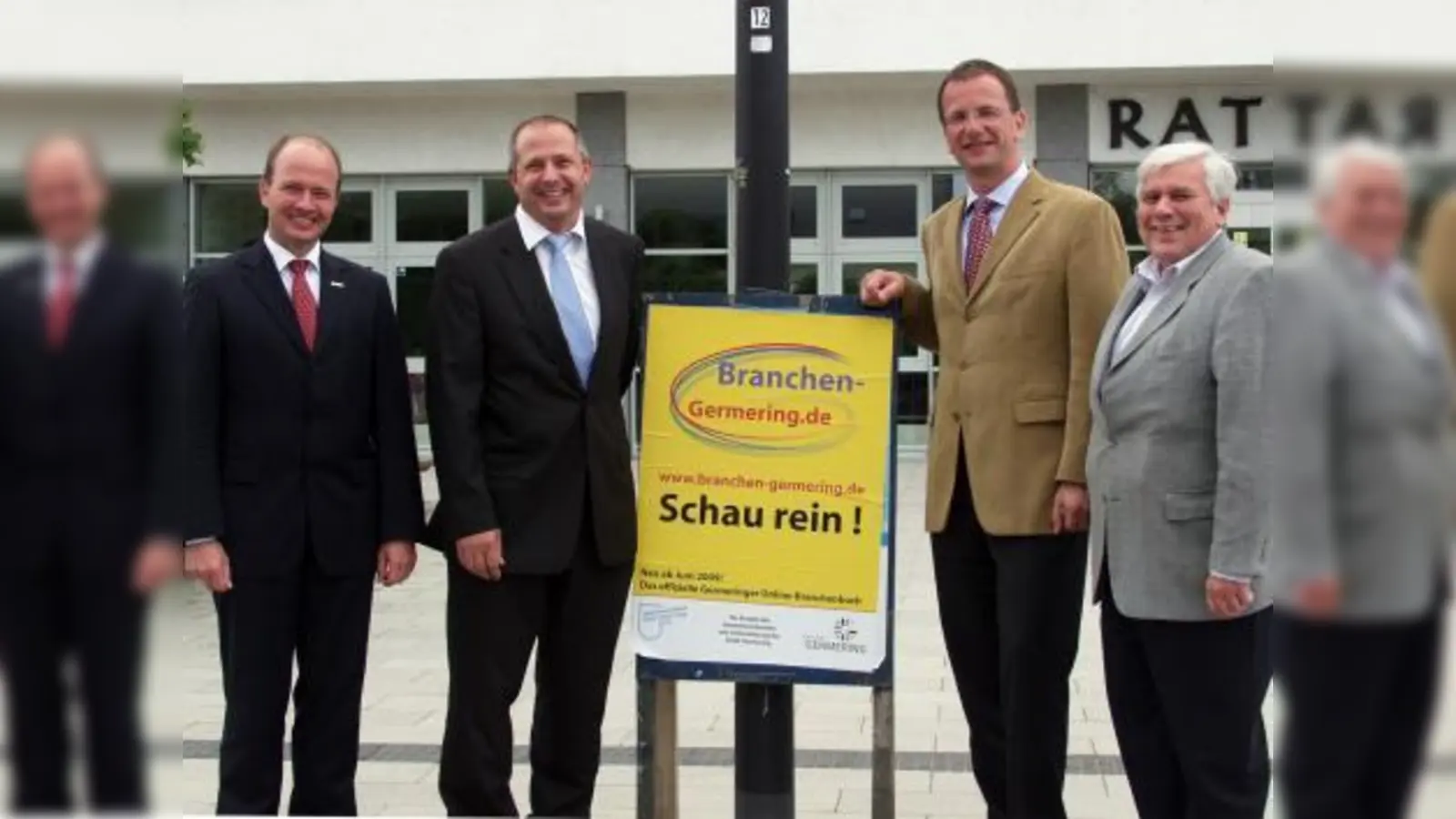 „Schau rein!“ in das offizielle Germeringer Online-Branchenbuch, das fordern seit Montag nicht nur viele Plakate in Germering, sondern auch (v.l.) Jürgen Biffar, Vorsitzender des Gewerbeverbandes, Thorsten Lange, Geschäftsführer der Firmen Assley und Abravo, Oberbürgermeister Andreas Haas und Gewerbereferent Albert Metz. (Foto: Eva Schraft)