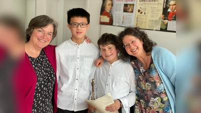 Elisabeth Glauber-Diehl (Klavierlehrkraft Musikschule Planegg-Krailling), Anson Wu (Klavier, Musikschule Planegg-Krailling), Johannes Schmid (Querflöte, Jugendmusikschule Gräfelfing) und Nicola Wiebe (Querflötenlehrkraft Jugendmusikschule Gräfelfing) freuen sich sehr über den Erfolg des Duos. Anson Wu und Johannes Schmid sind nach ihrem 1. Preis in der Kategorie Klavier und ein Holzblasinstument in der Altersgruppe III nun beim Bundeswettbewerb mit dabei.<br><br> (Foto: privat)