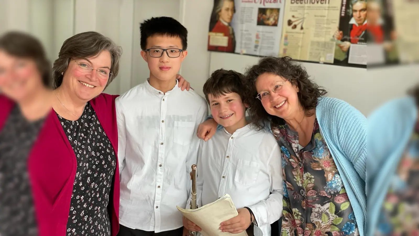 Elisabeth Glauber-Diehl (Klavierlehrkraft Musikschule Planegg-Krailling), Anson Wu (Klavier, Musikschule Planegg-Krailling), Johannes Schmid (Querflöte, Jugendmusikschule Gräfelfing) und Nicola Wiebe (Querflötenlehrkraft Jugendmusikschule Gräfelfing) freuen sich sehr über den Erfolg des Duos. Anson Wu und Johannes Schmid sind nach ihrem 1. Preis in der Kategorie Klavier und ein Holzblasinstument in der Altersgruppe III nun beim Bundeswettbewerb mit dabei.<br><br> (Foto: privat)