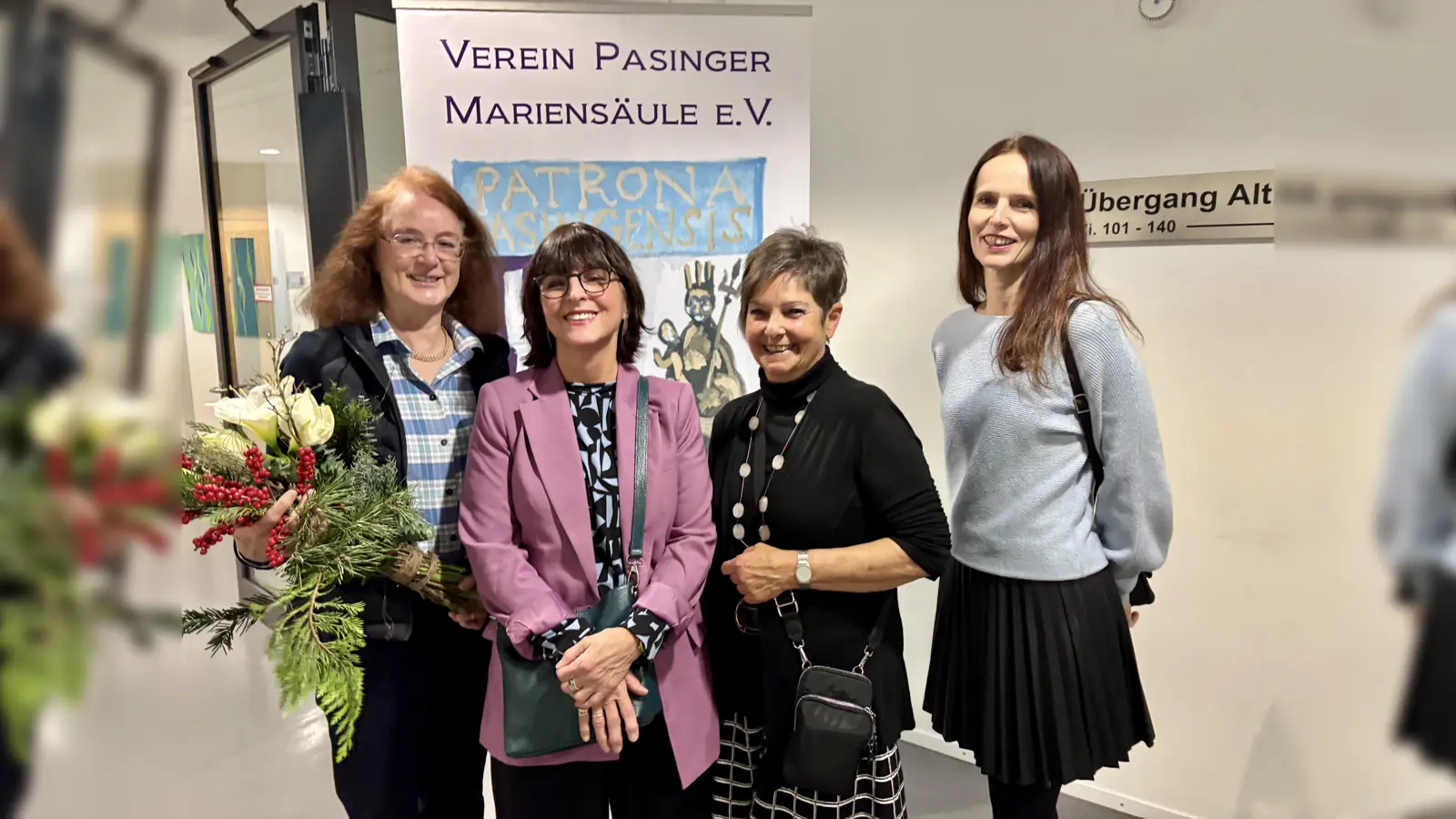 Maria Osterhuber-Völkl, Gabriele Abs, Ingrid Haster und Krisztina Dozsa-Farkas (von links) bei der Vernissage. (Foto: Ulrike Seiffert)