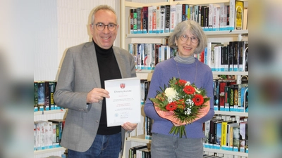 Weilheims Erster Bürgermeister Markus Loth gratulierte Simone Groß, Leiterin der Stadtbücherei, zum 25-jährigen Dienstjubiläum. (Foto: Stadt Weilheim)