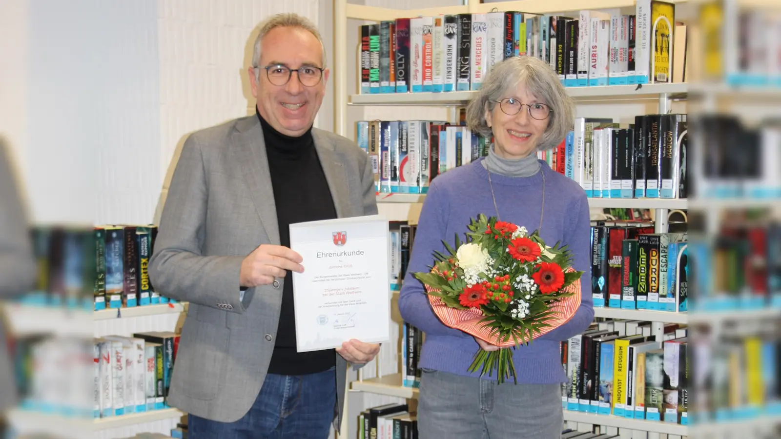 Weilheims Erster Bürgermeister Markus Loth gratulierte Simone Groß, Leiterin der Stadtbücherei, zum 25-jährigen Dienstjubiläum. (Foto: Stadt Weilheim)