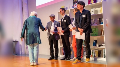 Claudia Roth verleiht den Deutschen Verlagspreis 2022 in Leipzig an Anton G. Leitner (l). (Foto: Christian A. Werner)