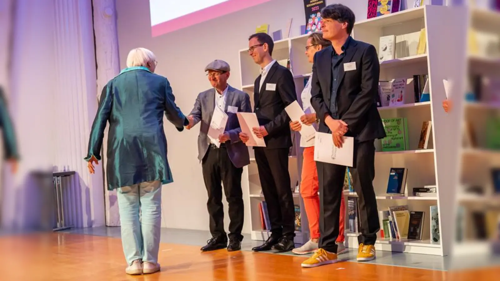 Claudia Roth verleiht den Deutschen Verlagspreis 2022 in Leipzig an Anton G. Leitner (l). (Foto: Christian A. Werner)