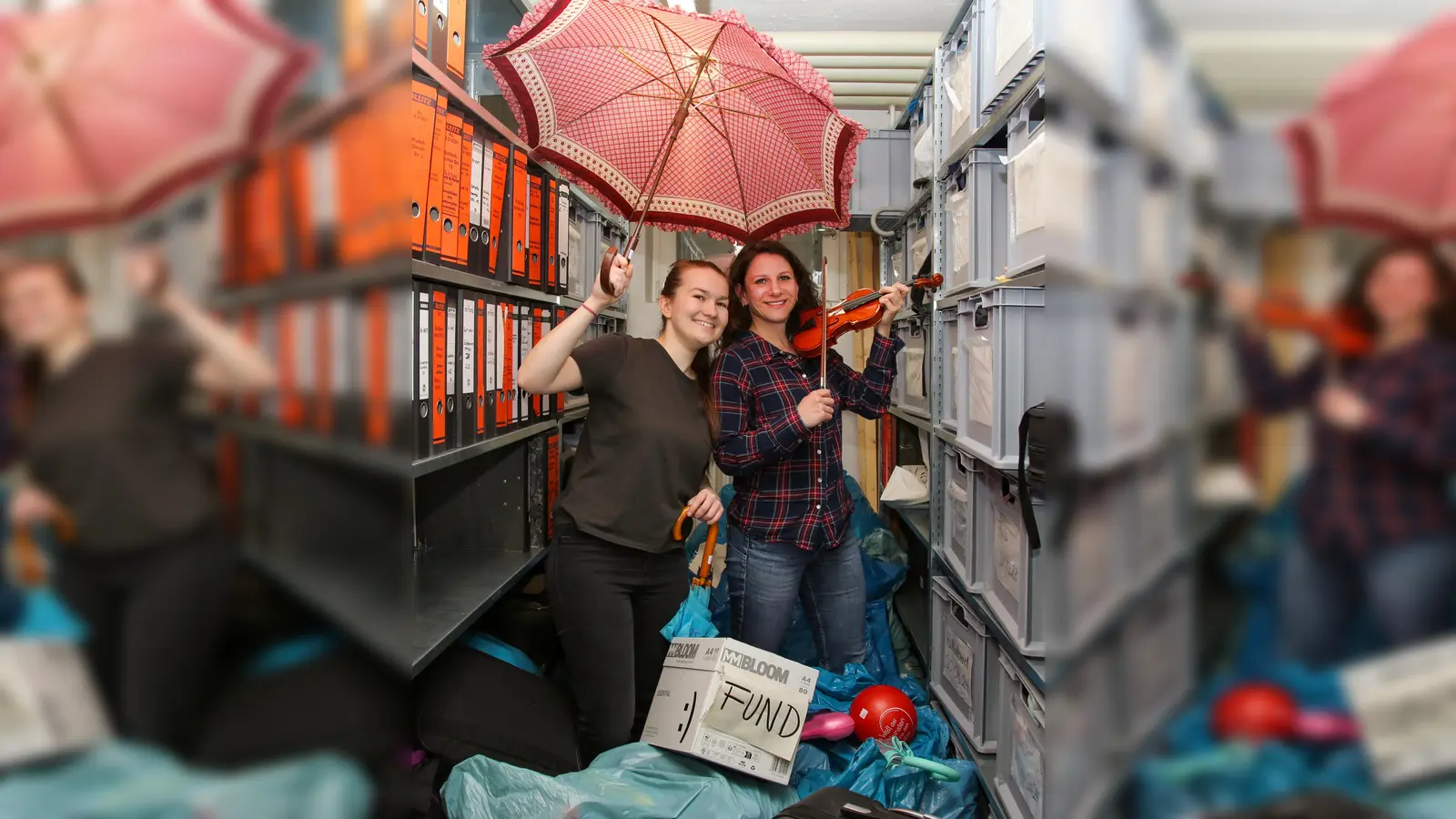 Frau Überall (mit der Geige) und Beamtenanwärterin Theresa Limmer hüten die Fundsachen. (Foto: Fundbüro)