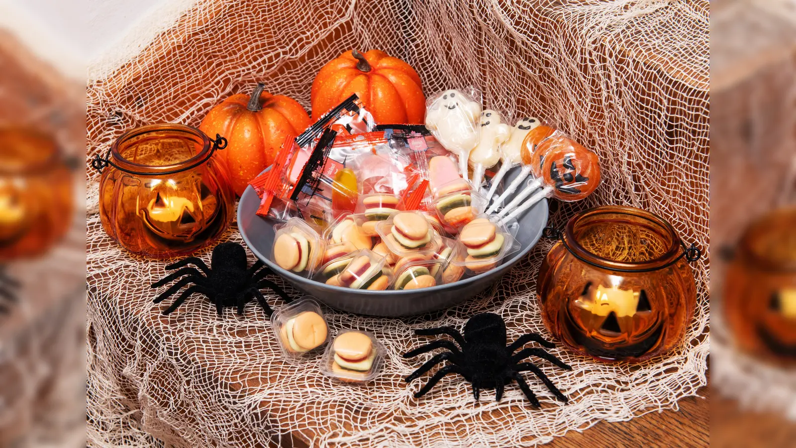 Halloweenparty: Wohin mit gebrauchten Bonbonverpackungen, ausgedienter Gruseldekoration abgebrannten Teelichtern und dem alten Gruselkürbis? (Foto: Initiative Mülltrennung wirkt / Marcella Merk)