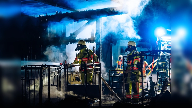 Das Feuer in dem offenen Stall stellte die Feuerwehr vor große Herausforderungen. (Foto: KKreisbrandinspektion Dachau)