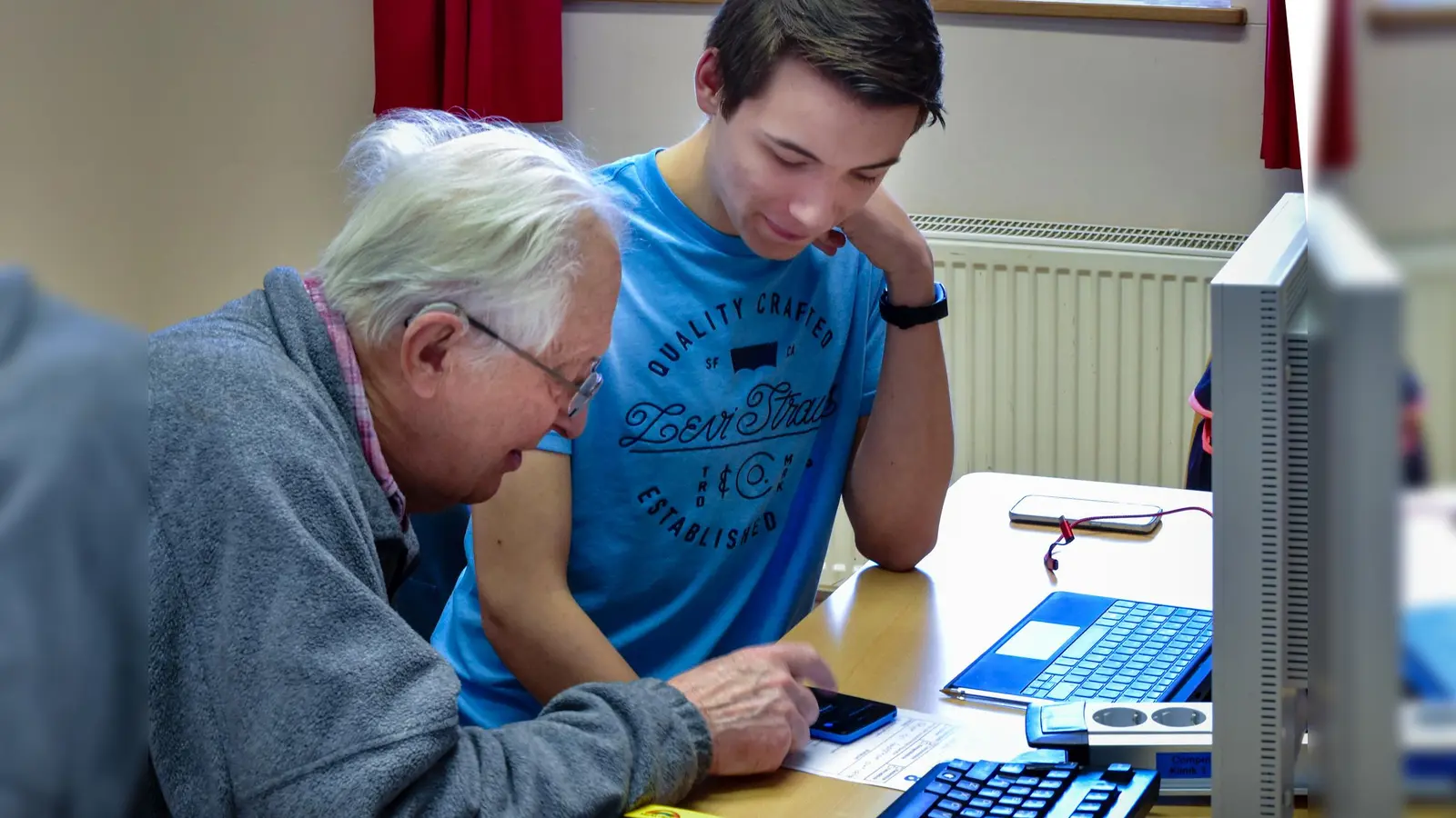 Im Germeringer RepairCafé kommen Jung und Alt zusammen und reparieren gemeinsam kaputte Gegenstände. (Foto: Freie evangelische Gemeinde)