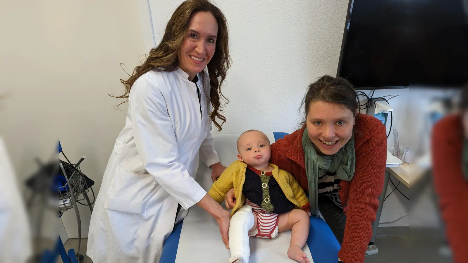 Deutsche-Lebensbrücke-Kind Lovis mit Mama Ulrike und Dr. Renner. (Foto: Deutsche Lebensbrücke)