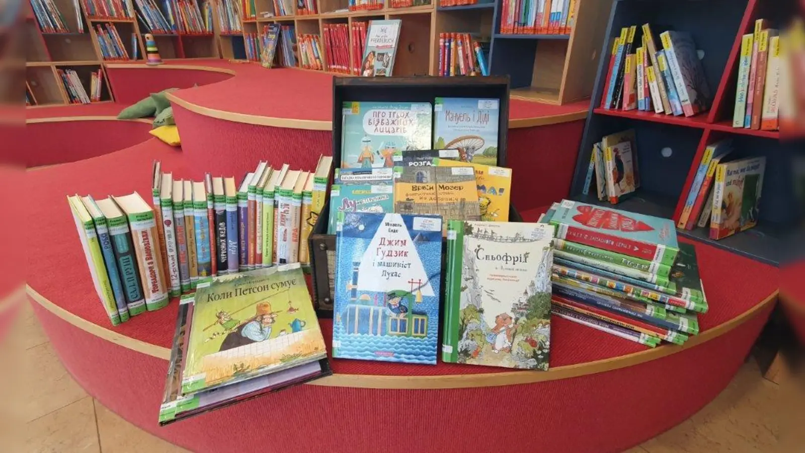 Die Gemeindebibliothek Krailling bietet ab sofort Bücher für Kinder und Jugendliche in ukrainischer Sprache an. (Foto: Gemeindebibliothek Krailling)