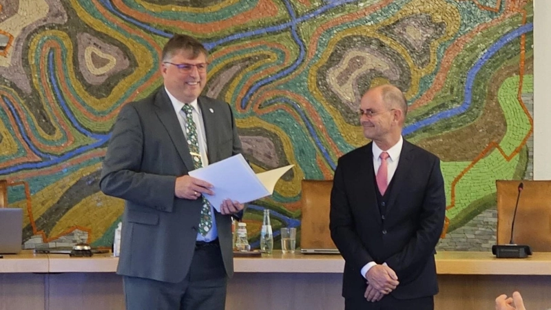 Dr. Thomas König (rechts) und Landrat Stefan Löwl bei der Übergabe der Landkreisverdienstmedaille in Silber. (Foto: Landratsamt Dachau, Katharina Gall)