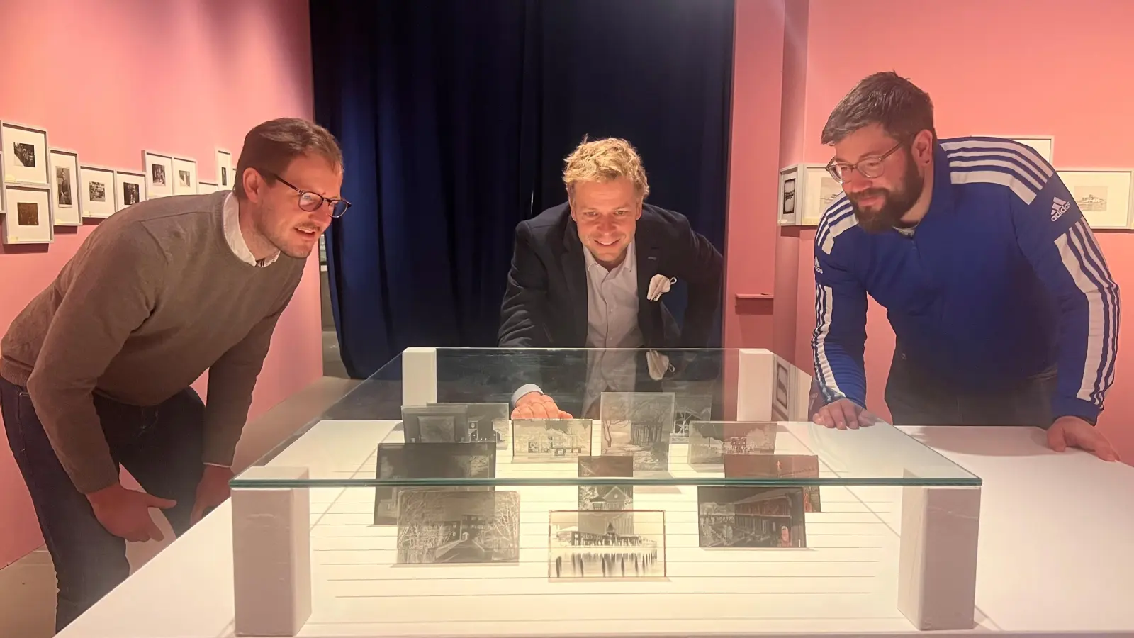 Christoph Aschermann (von links), Benjamin Tillig und Daniel Kofler betrachten historische Foto-Glasplatten. (Foto: Susanne Hauck)