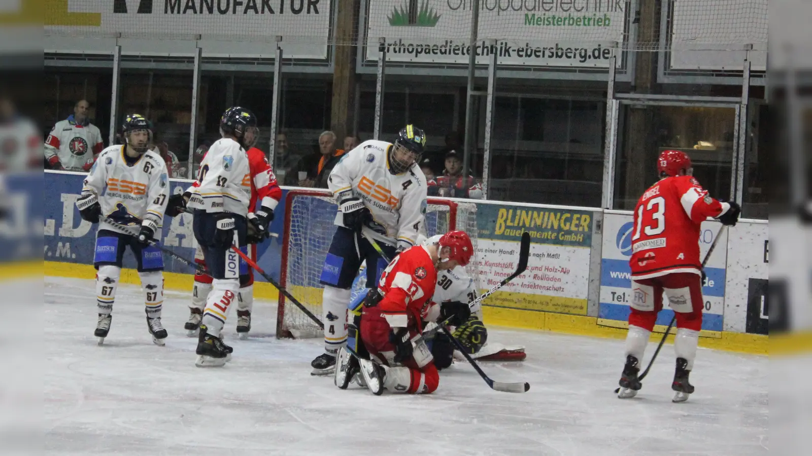 Kanadier Bob Wren (knieend) vom EHC Klostersee nach einer aussichtsreichen Tormöglichkeit beim 6:2 im letzten Heimspiel gegen die Geretsried River Rats.  (Foto: smg )