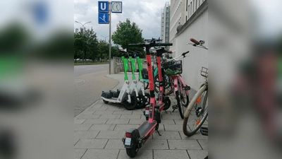 Für viele sind E-Scooter ein Plage, weil sie zu oft rücksichtslos auf Geh- und Radwegen zurückgelassen werden und diese blockieren. Auch an roten Ampeln fallen E-Scooter-Fahrer öfter als alle anderen negativ auf. (Foto: job)