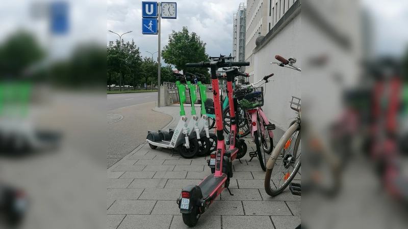 Für viele sind E-Scooter ein Plage, weil sie zu oft rücksichtslos auf Geh- und Radwegen zurückgelassen werden und diese blockieren. Auch an roten Ampeln fallen E-Scooter-Fahrer öfter als alle anderen negativ auf. (Foto: job)