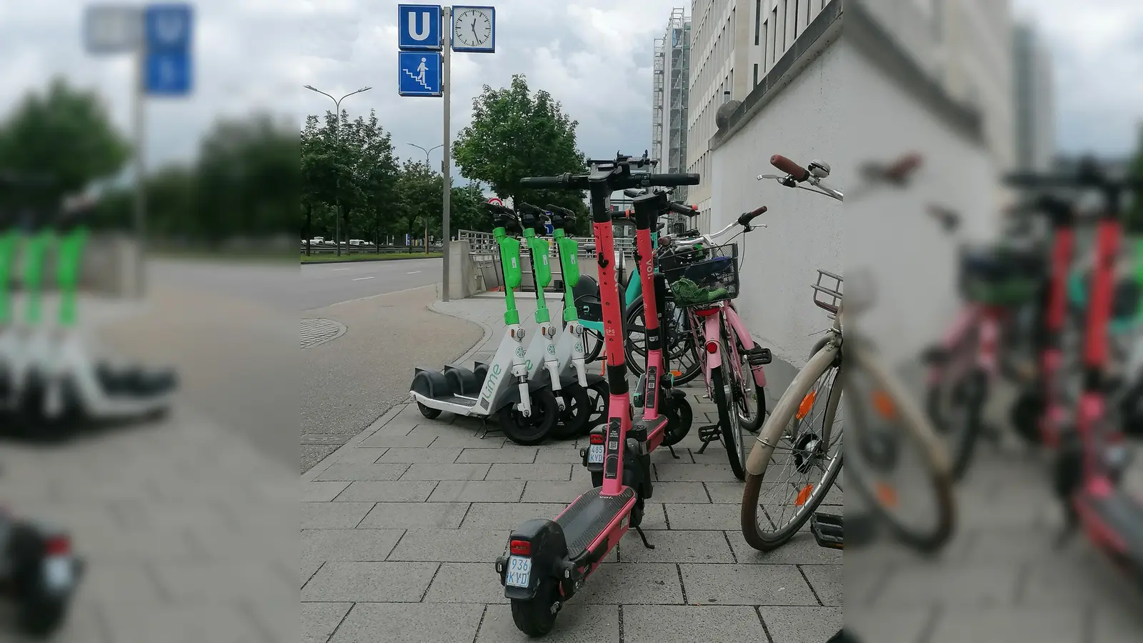 Für viele sind E-Scooter ein Plage, weil sie zu oft rücksichtslos auf Geh- und Radwegen zurückgelassen werden und diese blockieren. Auch an roten Ampeln fallen E-Scooter-Fahrer öfter als alle anderen negativ auf. (Foto: job)