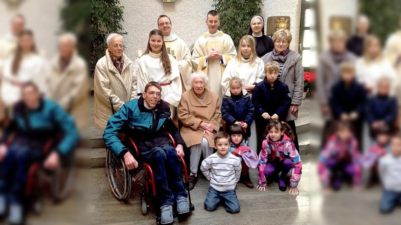 Auguste Ehard zusammen mit den beiden Geistlichen, ihren Verwandten und einigen jüngeren Gottesdienstbesuchern. 	 (Foto: privat)