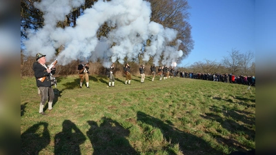 Lärm und Rauch: Das Neujahrsböllern zieht stets viel Publikum an. (Foto: © Schützenverein Gemütlichkeit)