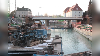 Deutsche Bahn und die Landeshauptstadt geben 13 Millionen Euro für den Neubau der Brücke an der Dachauer Straße und den Kreuzungsbereich aus. Die Sperrung des Bereichs wirkt sich auch mehr als einen Kilometer entfernt an der Kreuzung Allacher / Untermenzinger Straße aus.  (Foto: job)