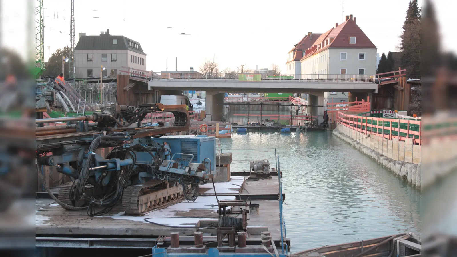 Deutsche Bahn und die Landeshauptstadt geben 13 Millionen Euro für den Neubau der Brücke an der Dachauer Straße und den Kreuzungsbereich aus. Die Sperrung des Bereichs wirkt sich auch mehr als einen Kilometer entfernt an der Kreuzung Allacher / Untermenzinger Straße aus.  (Foto: job)