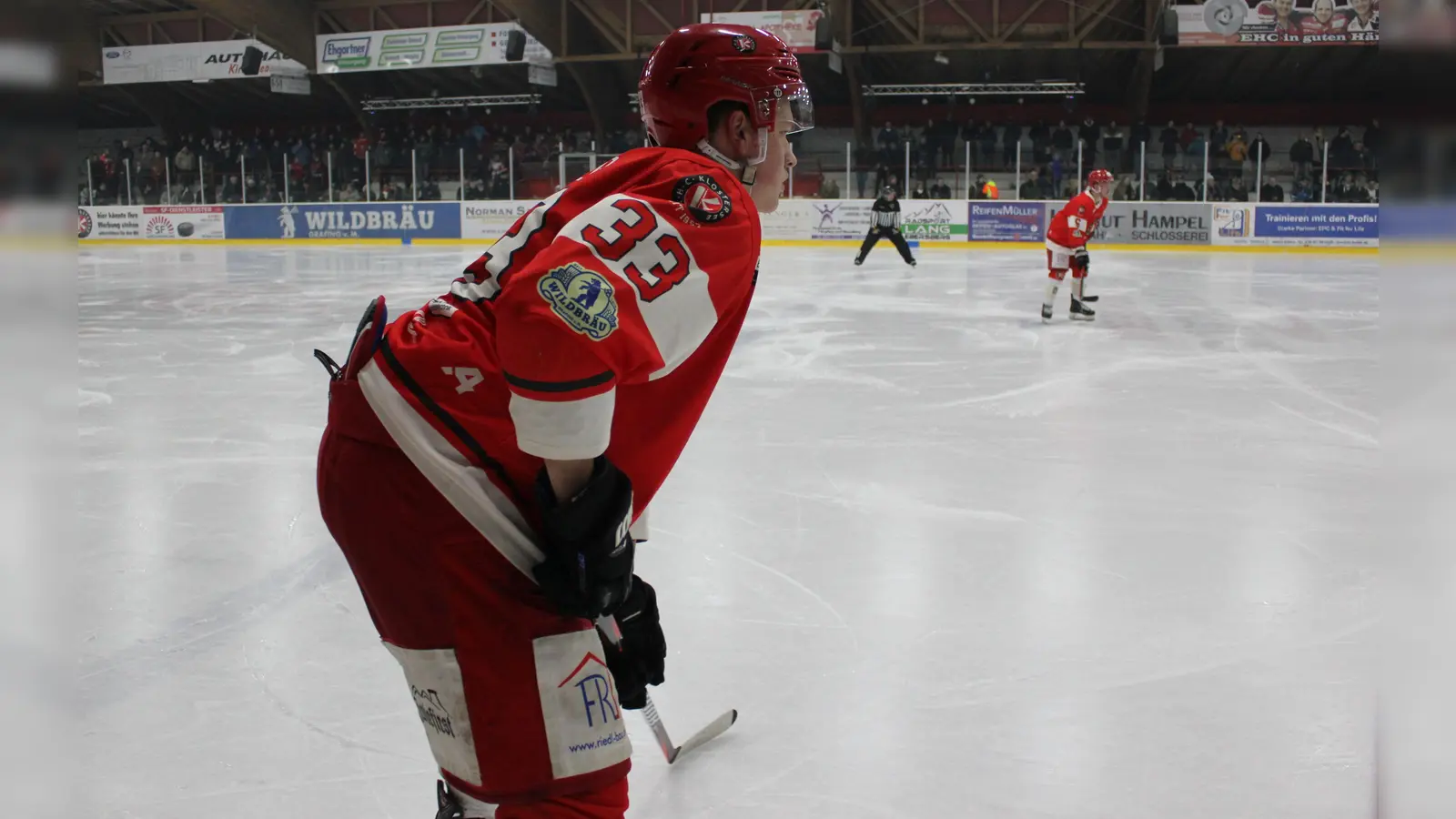 In "Lauerstellung": Verteidiger Felix Kaller (# 33), der mit seinen beiden Toren zum 5:2-Endstand im letzten Heimspiel gegen die Peißenberg Eishackler die Teilnahme an der Oberen Zwischenrunde endgültig festgezurrt hat. (Foto: smg )