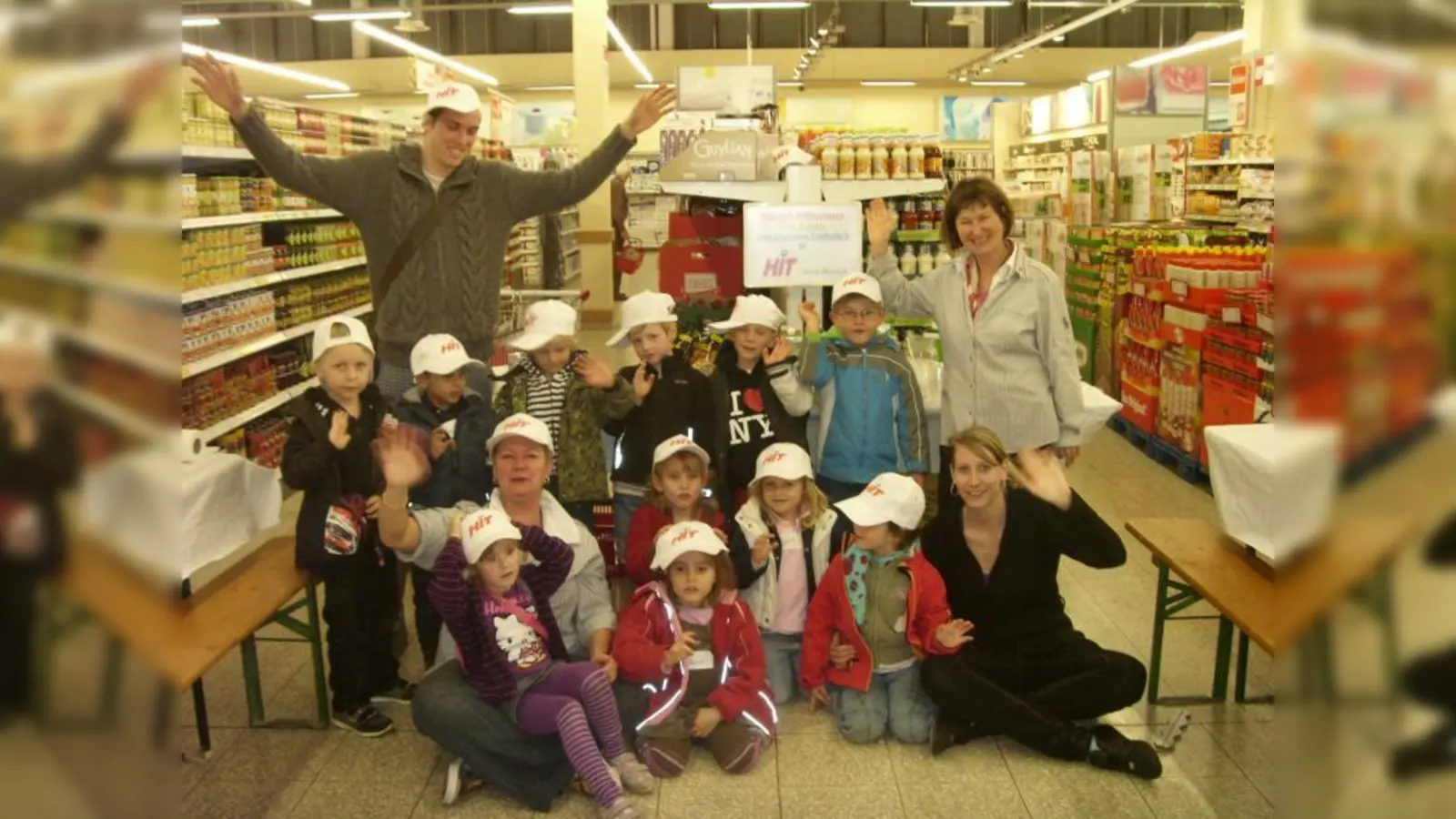 Die Kinder des BRK Kindergartens Karlsfeld beteiligten sich begeistert an der Frühstücksaktion bei HIT. (Foto: pi)