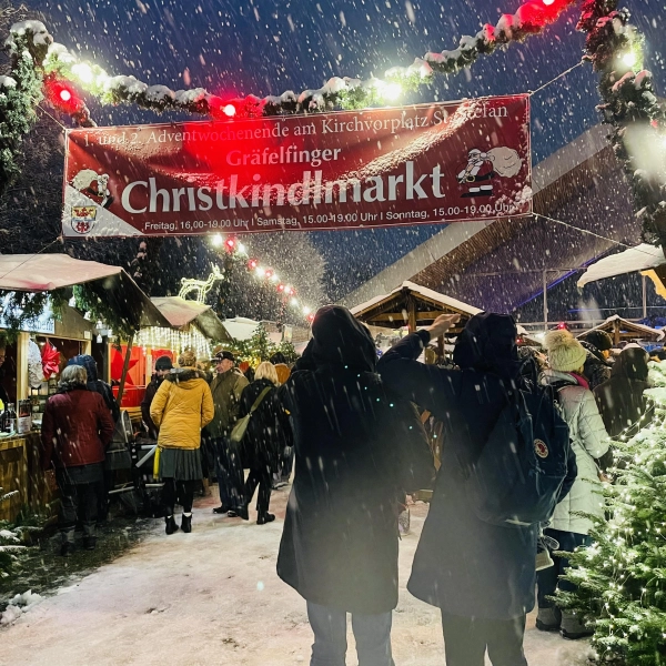 Der Gräfelfinger Christkindlmarkt lädt am 1. und 2. Adventswochenende zum Bummeln und Freunde treffen ein. (Foto: Gemeinde Gräfelfing/ Birgit Doll)