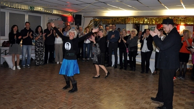 Ein gelungenes Fest zum 90. Geburtstag wartete auf Luti, Gründungsmitglied der Boogie-Bären aus Moosach.  (Foto: Peter Huber)