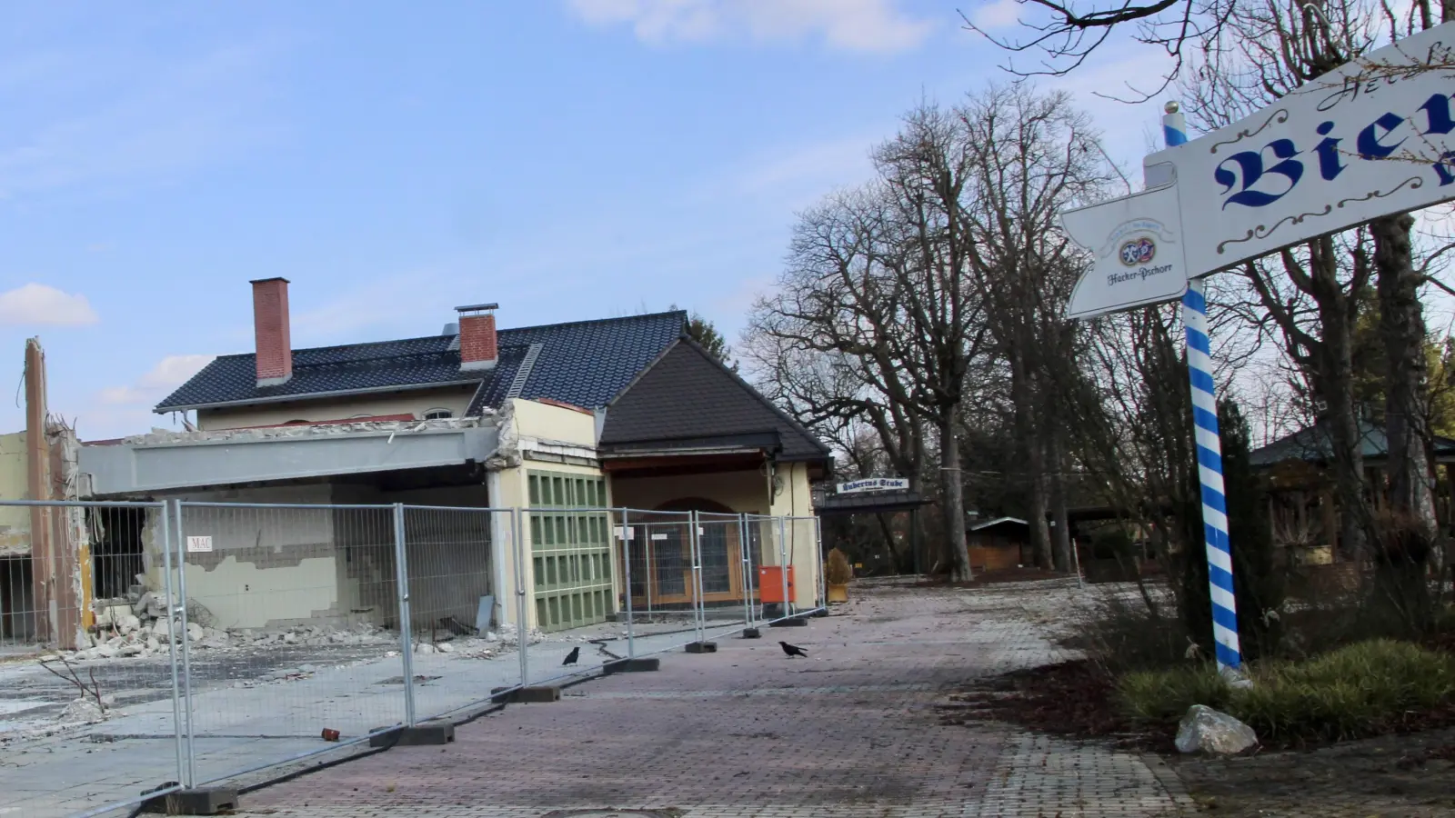 Es war einmal eine Planegger Traditionswirtschaft: Nach 90 Jahren gab die Familie Heide Gasthof und Biergarten auf und will das Grundstück verkaufen. Die Gemeinde Planegg hat bereits ein Angebot unterbreitet. (Foto: us)