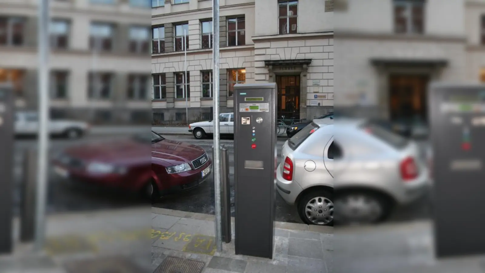 Bald startklar für das Parken mit Lizenz: ein Parkscheinautomat in der Bergmannstraße. (Foto: tg)