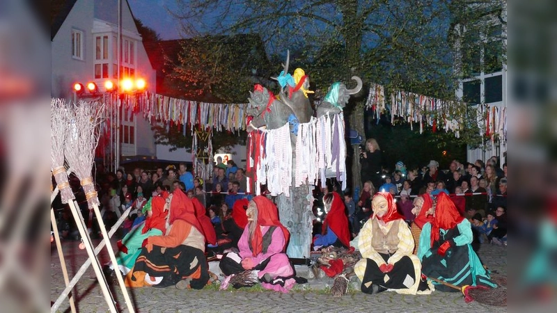 Die Kirchseeoner Hexen kommen Walpurgisnacht (30. April) bei Anbruch der Dunkelheit auf den Kirchseeoner Marktplatz. (Foto: Kirchseeoner Hexen e. V.)