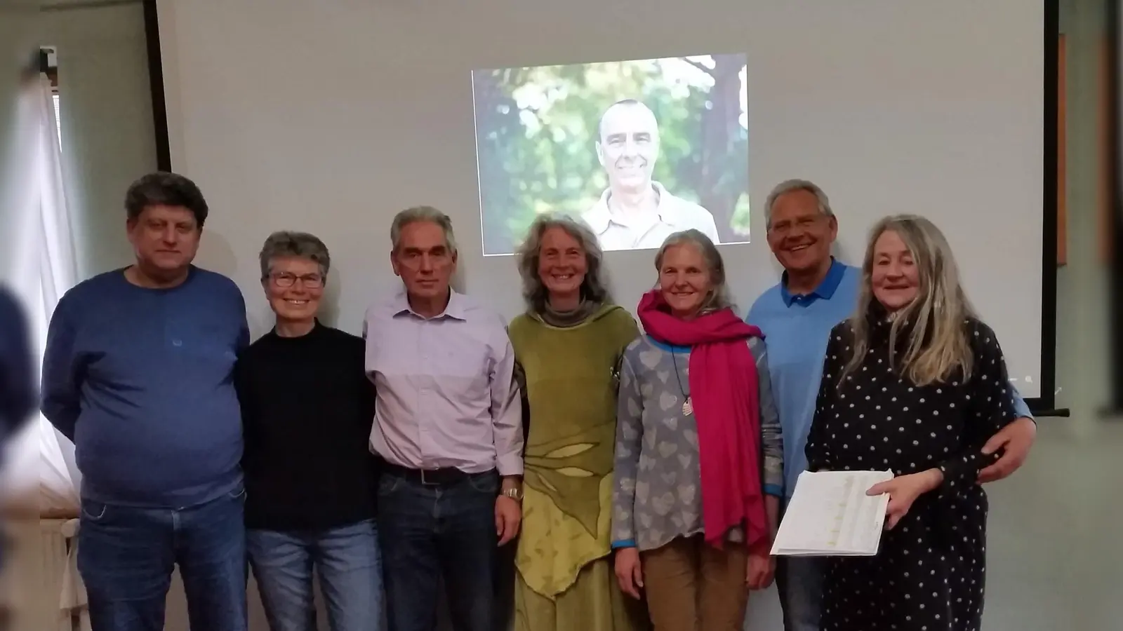 Voller Tatendrang, der neue Vorstand des Talentetausch Grafing (v.l.): Die Kassenprüfer Werner Schubert und Gertraud Egerer. Die neuen Vorstandsmitglieder Bernd Tielebörger, Michaela Müller, Carolin Glück, Oliver Haunschild und Barbara Winhart. (Foto: Talentetausch Grafing)