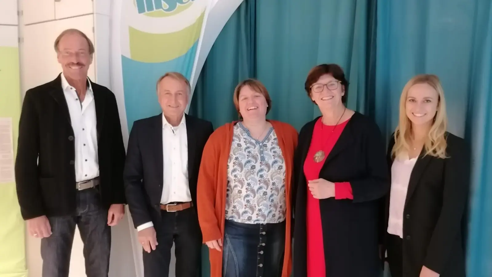 Stellten den neuen Gesprächskreis vor, v.l.: Arnd Walther, Anton Sedlmayr (Vorstände der Manfred-Funke-Hopfner-Stiftung), Bianca Wallenta (Germeringer Insell), Sonja Thiele (Seniorenreferentin des Landkreises) und Stefanie Weigl (Seniorenfachberatung im Landratsamt). (Foto: pst)