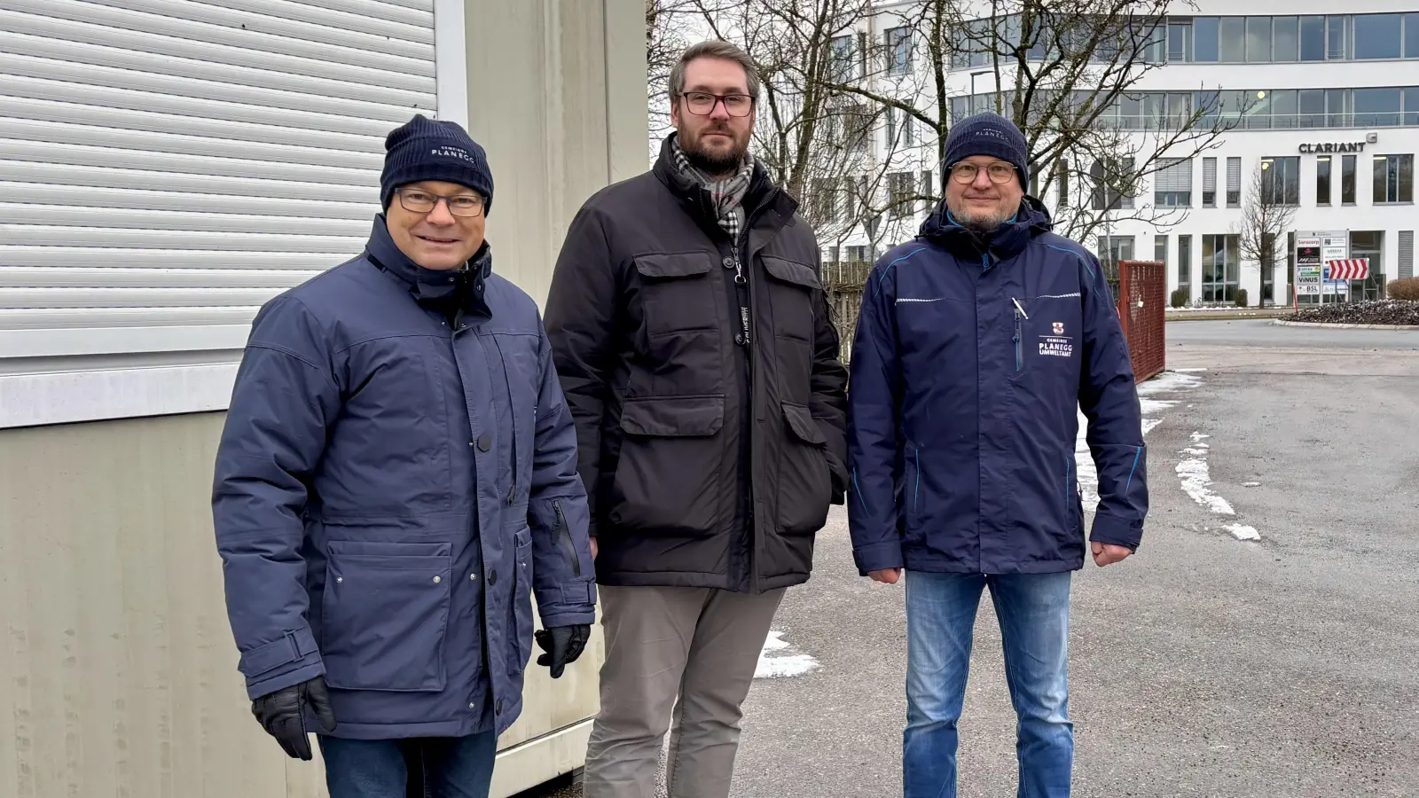 Bürgermeister Hermann Nafziger, Philipp Heiland vom Bauamt und Günther Riermeier vom Wertstoffhof (von links) am Interimsstandort in Steinkirchen. (Foto: Ulrike Seiffert)