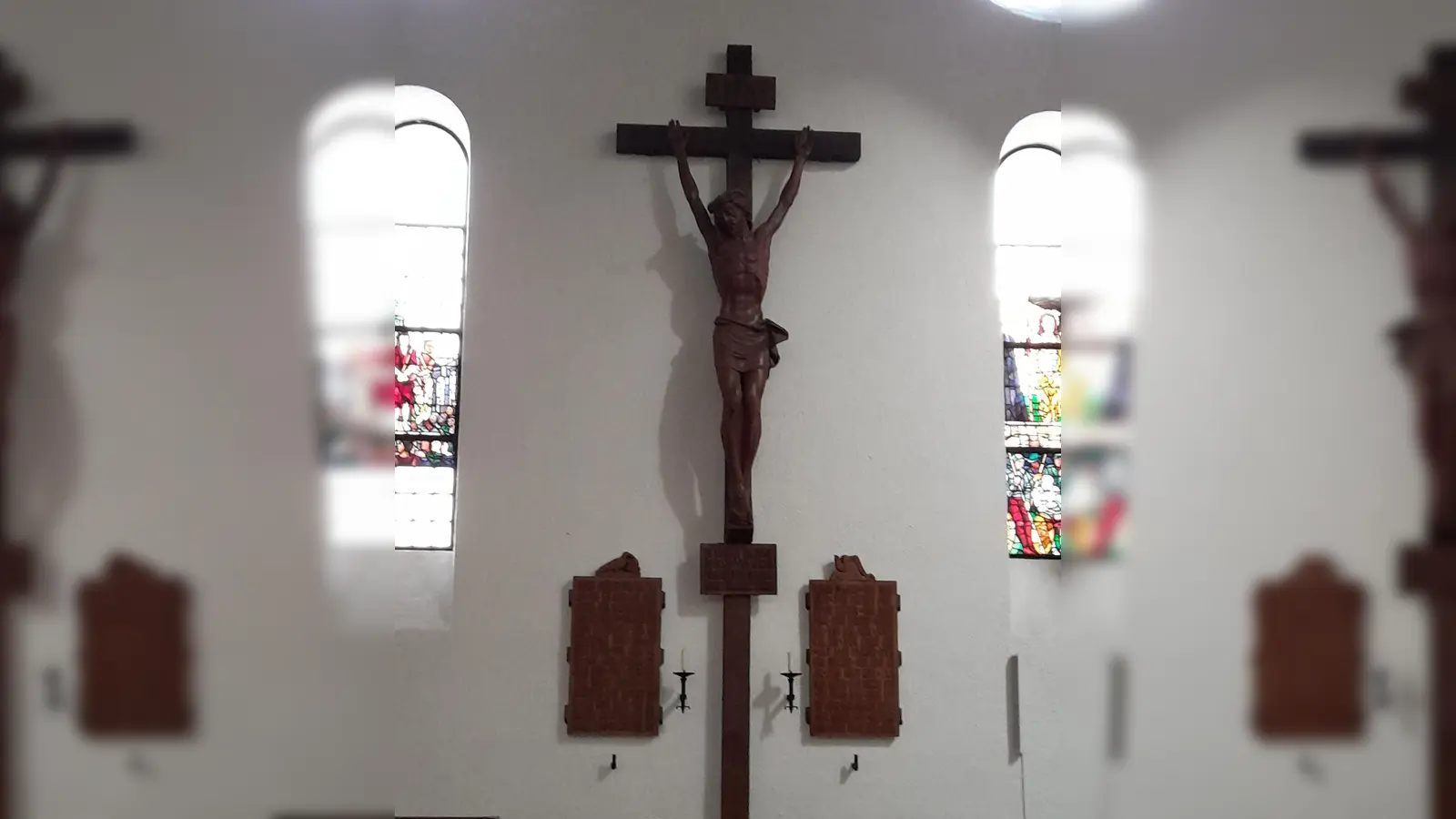 Fünf wichtige Symbole und Elemente in der Auferstehungskirche, darunter das Kreuz an der Ostseite, sollen im Rahmen einer Kunstaktion verhüllt werden.  (Foto: Beatrix Köber)