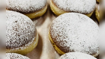 Ob wie hier mit Puderzucker oder mit verschiedensten Glasuren: Warum sind Krapfen ausgerechnet zur Faschingszeit so beliebt? (Foto: hw)