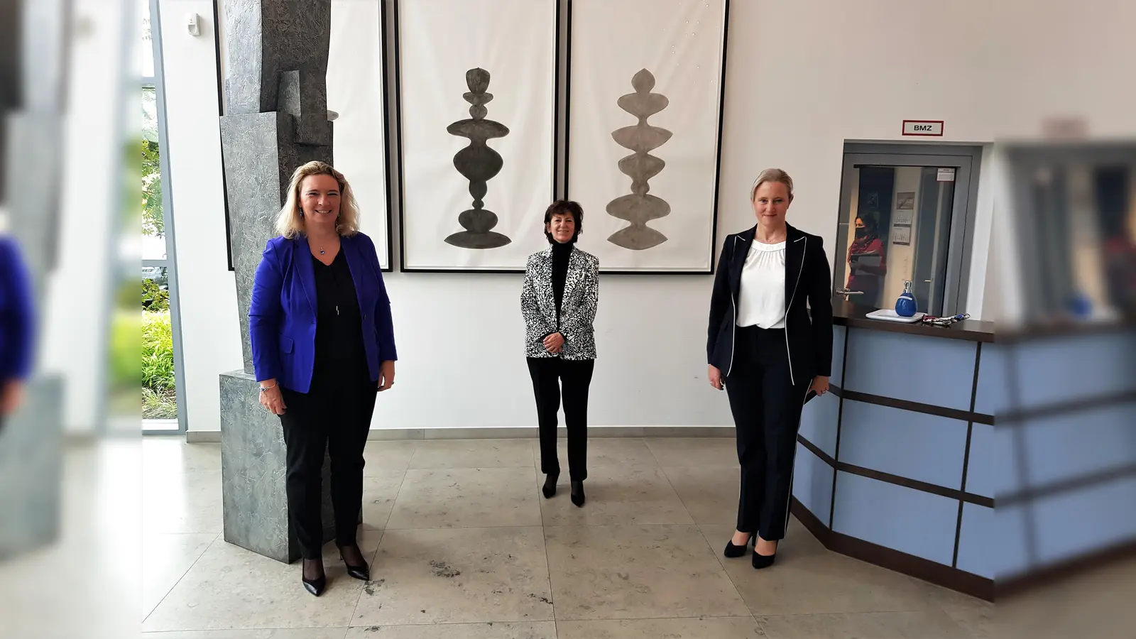 Staatsministerin Kerstin Schreyer, MdL; Karin Samusch (Vorstand Geschäftsentwicklung); Britta Hamberger (Leiterin Investor Relations & Corporate Communications - v. l.).<br> (Foto: VA)