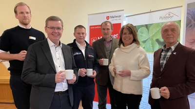 Testeten schon einmal den Kaffee: Einweihung des Demenzcafés im Gilchinger Seniorenzentrum Pichlmayr. (Foto: pst)