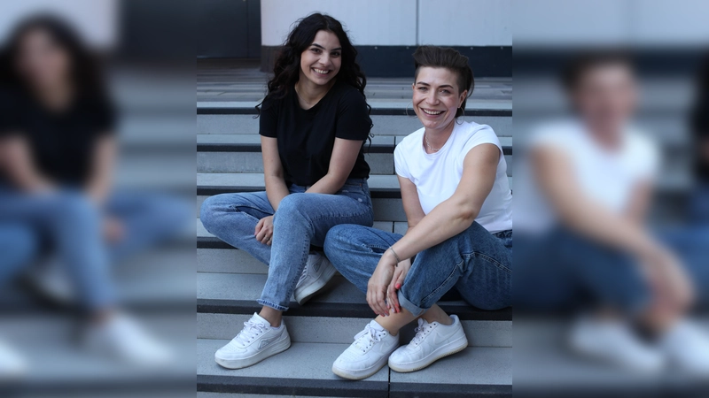 Engagierte Lehrerinnen: Dilan Tarakci (l.) und Sabine Binder wollen mit ihrer Instagram-Seite „Lehramt.Mittelschule” zeigen, dass die Schulart viel besser ist als ihr Ruf. (Foto: DanielaHeinrichs)