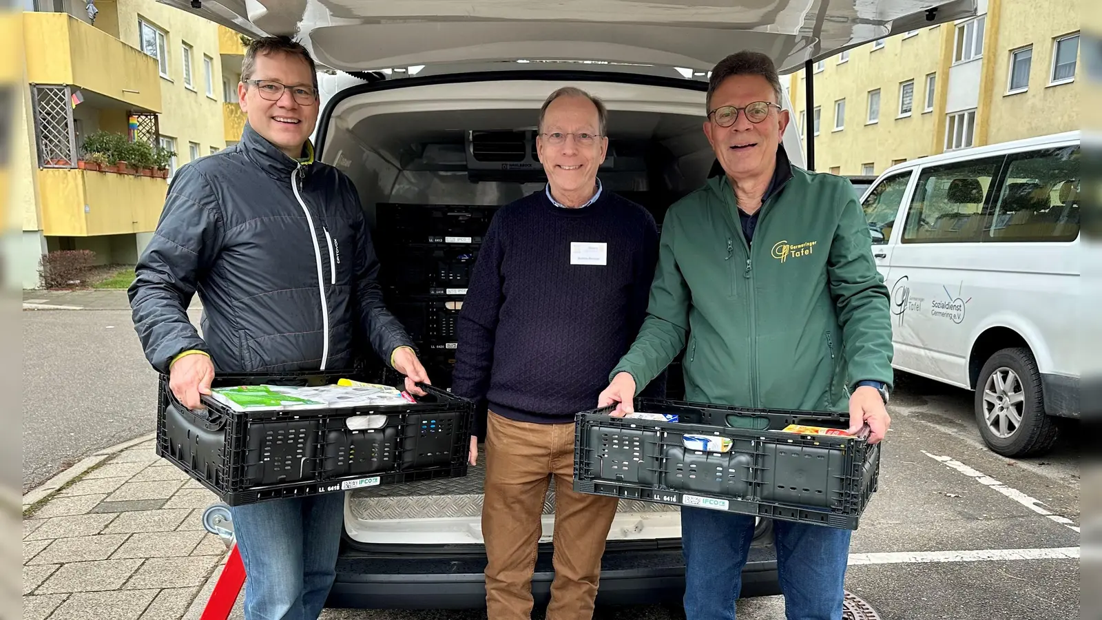 Freuten sich über die Spenden (von links): Clubmitglied Gerhard Haimerl, Rotary-Präsident Matthias Marwege und Tafelleiter Wolfgang Wilhelm. (Foto: Sozialdienst Germering e.V.)